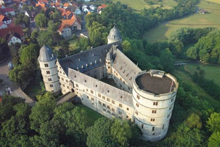Die Wewelsburg von oben. (Foto: AirRotorMedia für das Kreismuseum Wewelsburg)